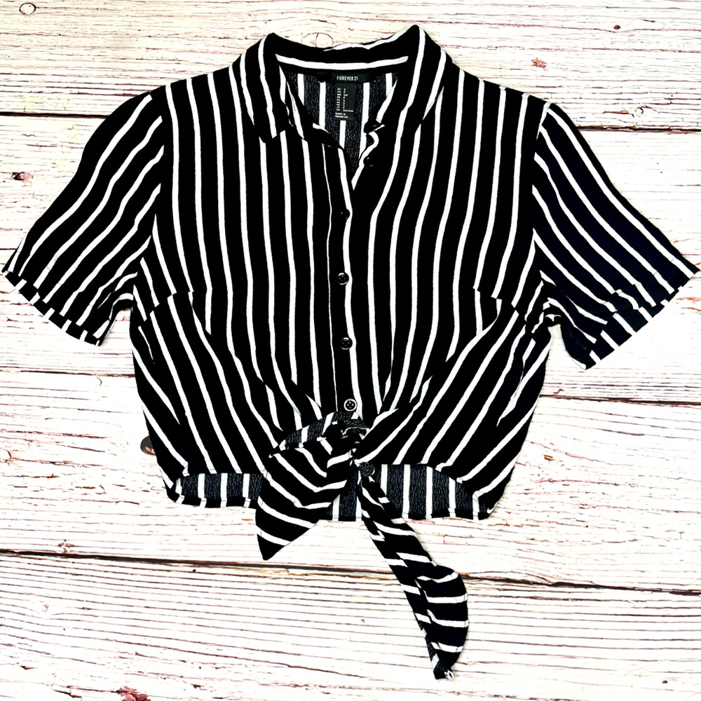 Cropped Tie Front Collared Top